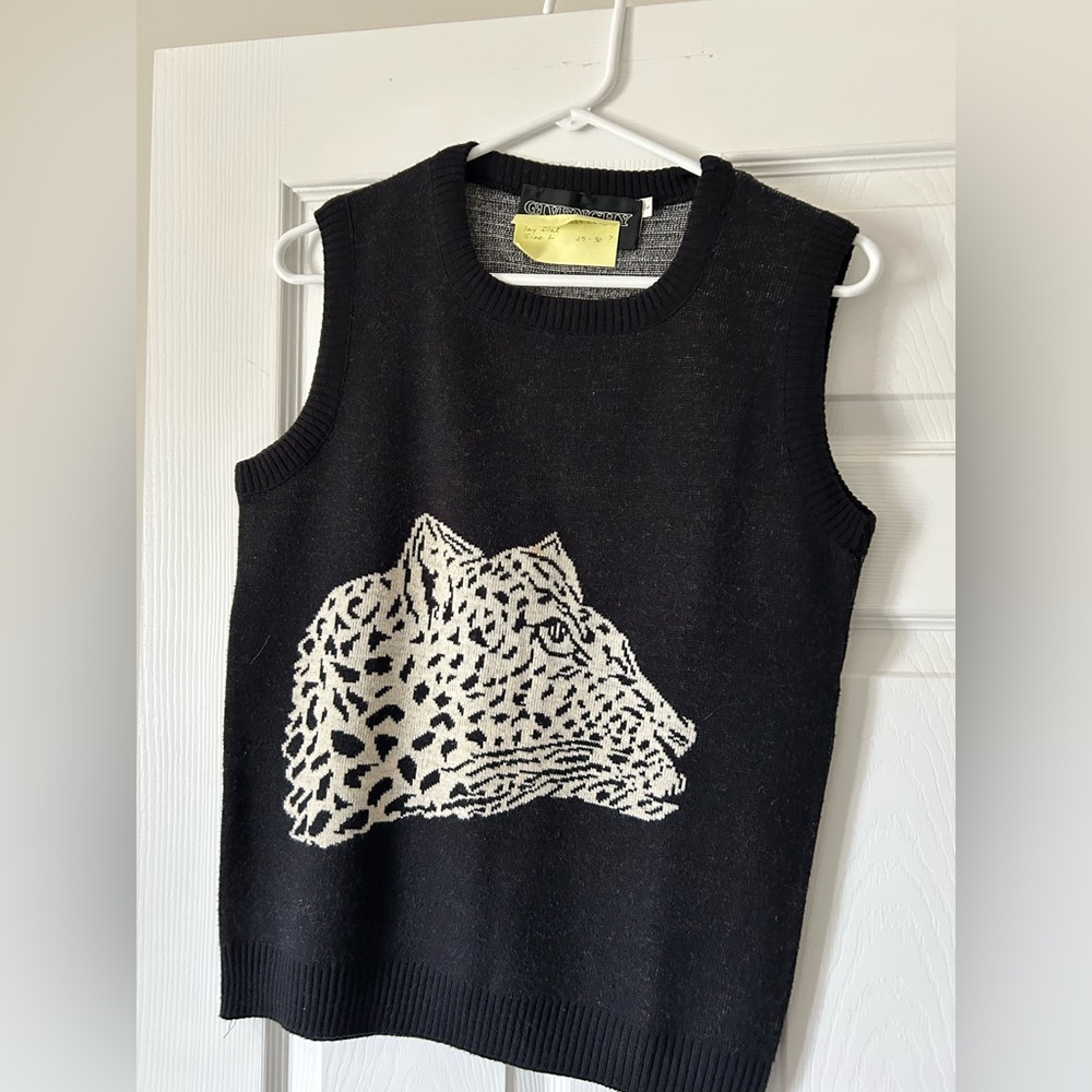 Sleeveless black sweater with animal print
